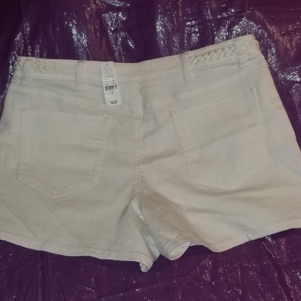 White New York & Company shorts sz 18